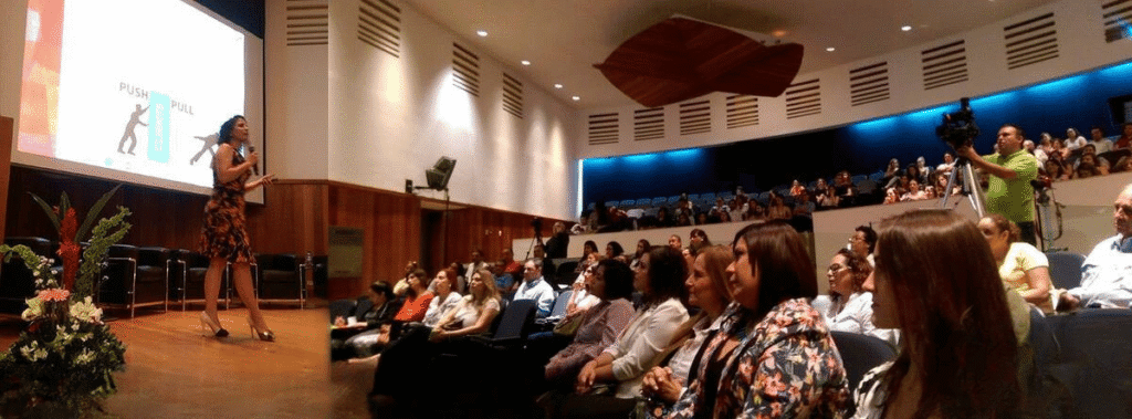 Dra. Yeudith Velázquez Aguilar impartiendo una conferencia